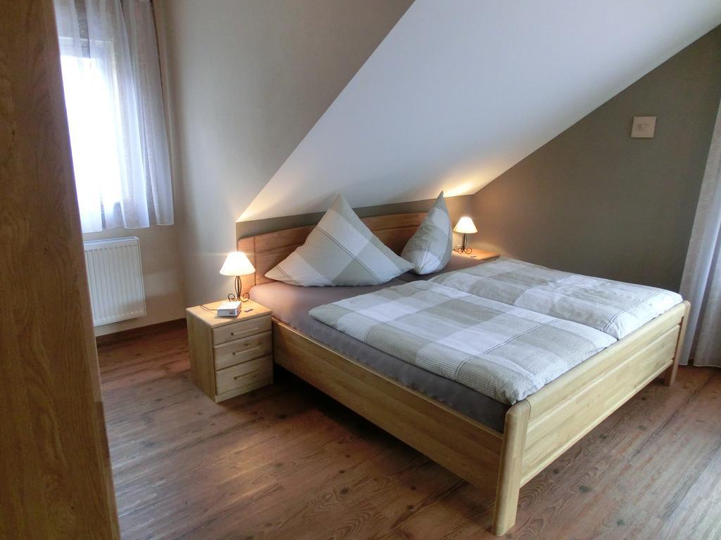 Bed and Breakfast Ferienweingut Hirschen Schulstrasse Burg  Pokoj fotografie