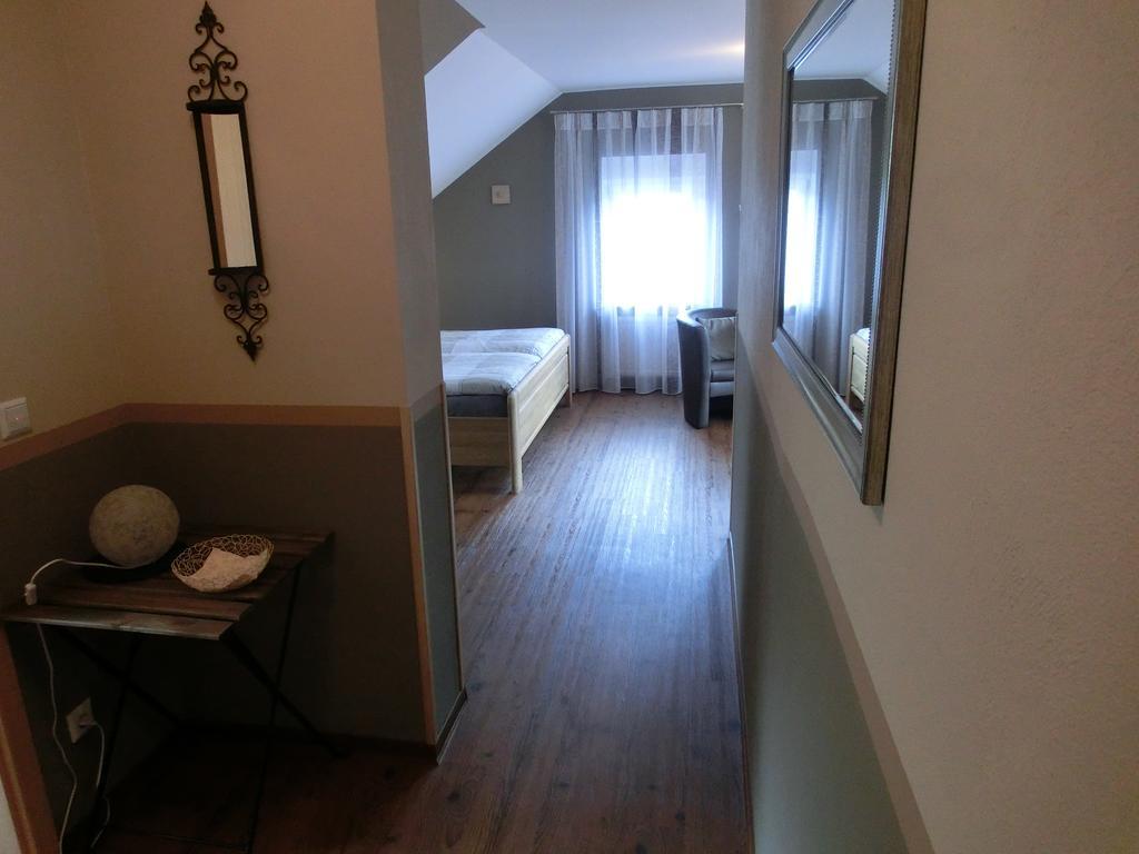 Bed and Breakfast Ferienweingut Hirschen Schulstrasse Burg  Pokoj fotografie