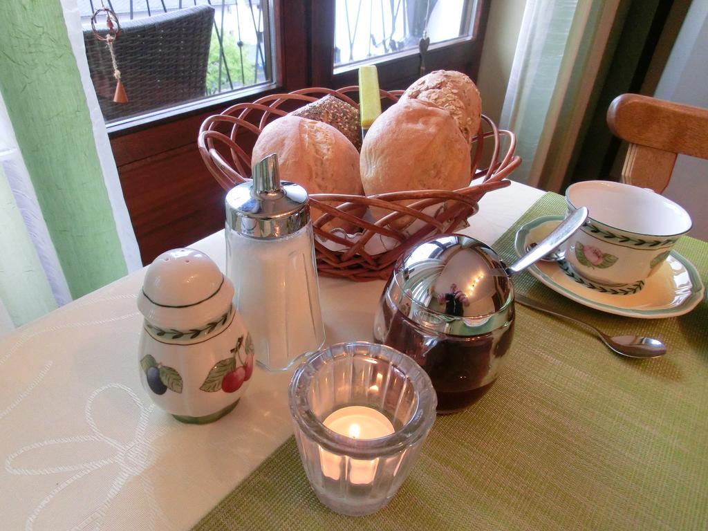 Bed and Breakfast Ferienweingut Hirschen Schulstrasse Burg  Pokoj fotografie